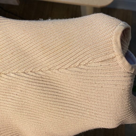 Aritzia Babaton Sculpt Knit, Cropped (Small) - Picture 4 of 4